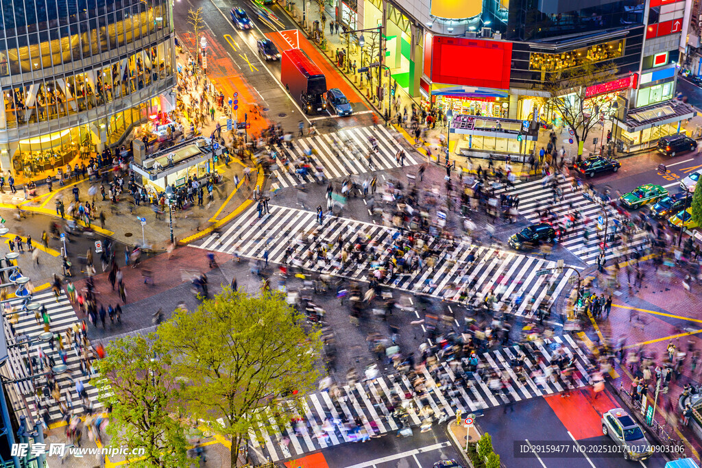 繁华都市街头热闹景象
