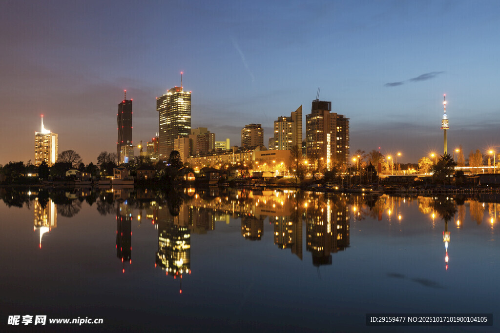 城市夜景湖面倒影美景