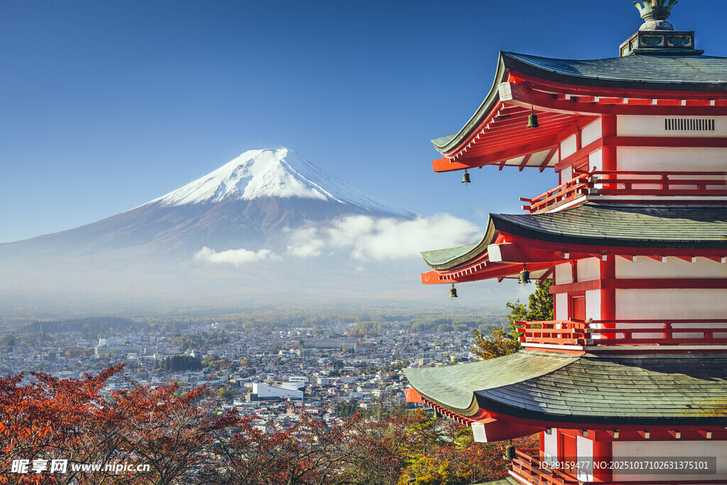 富士山下的日式传统建筑