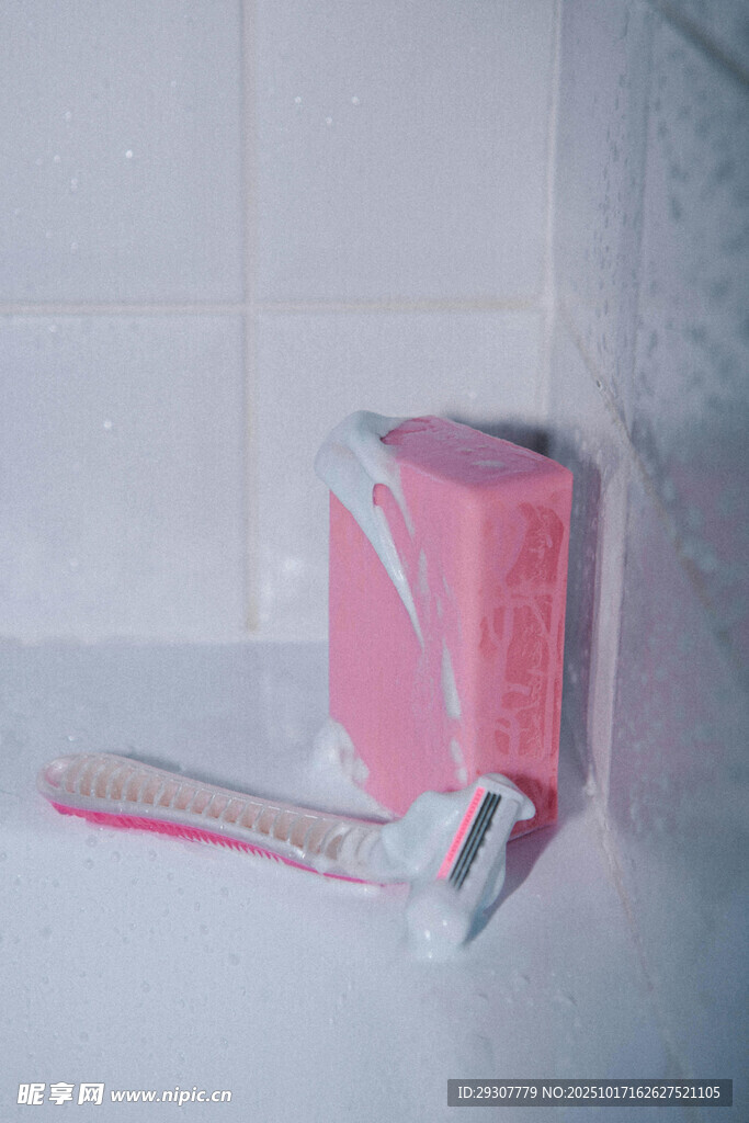 粉色卫生纸架及卫生纸