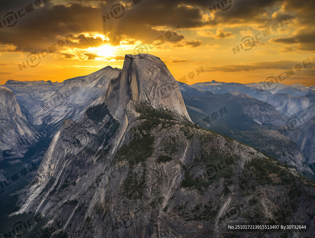 巨人山 太阳金黄色得映照天空。