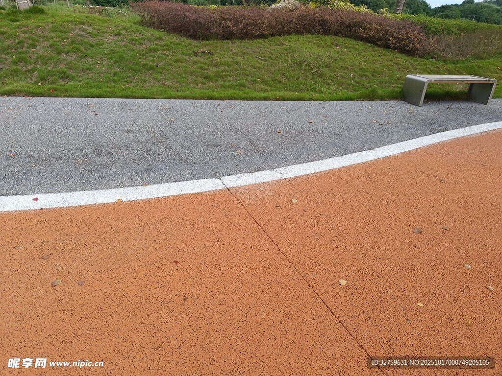 户外彩色路面与绿植景观