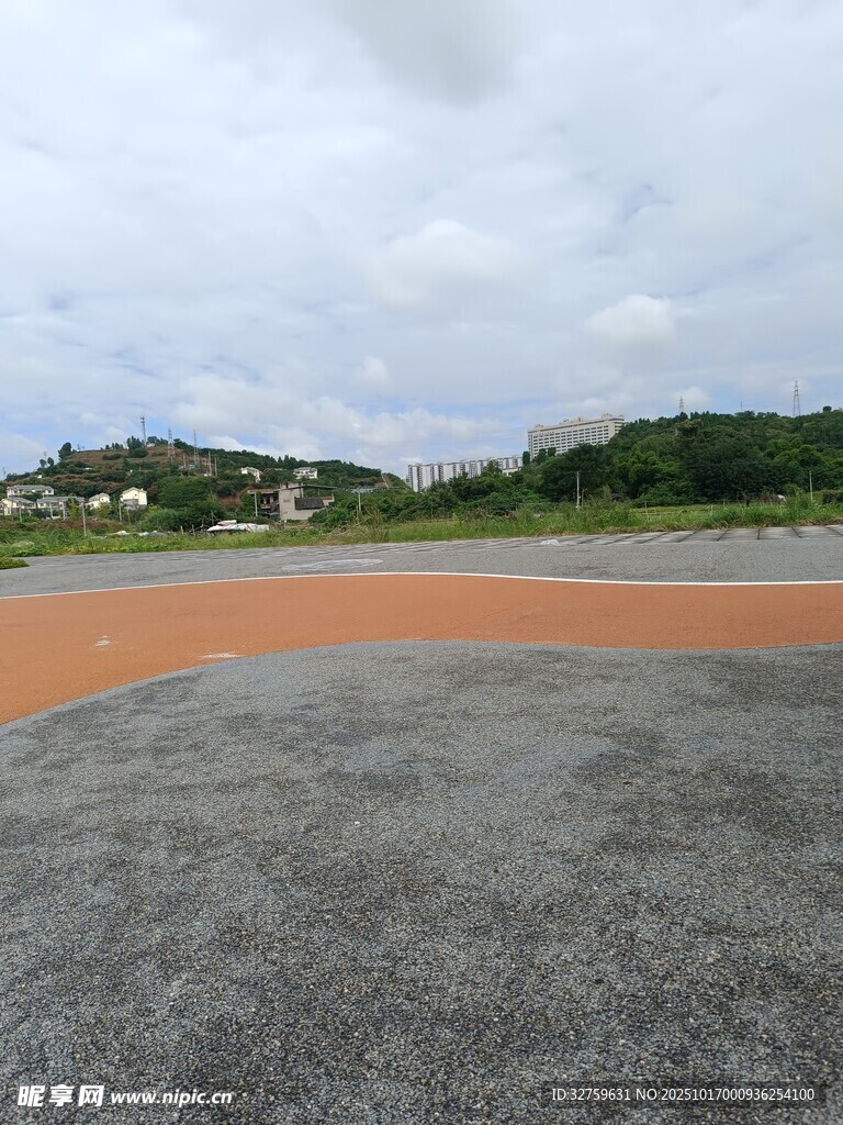 户外开阔场地与多彩区域