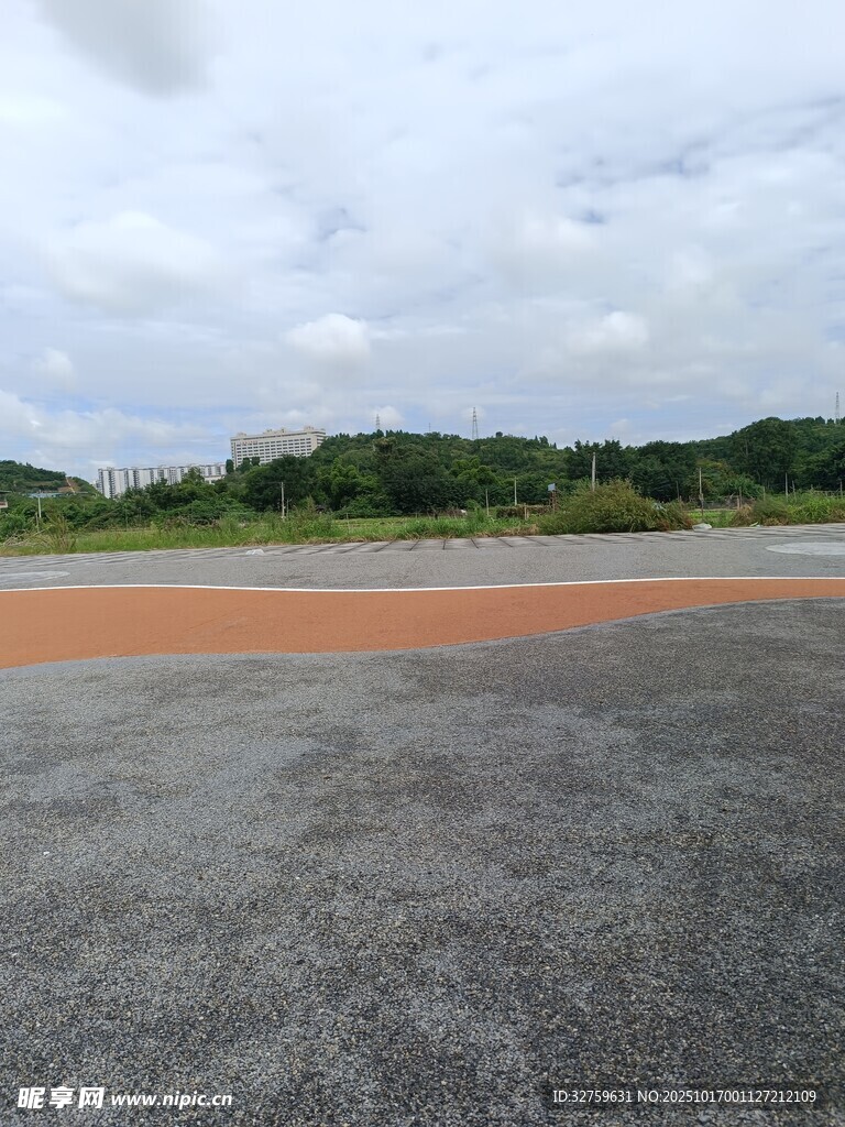 空旷灰红相间场地景观
