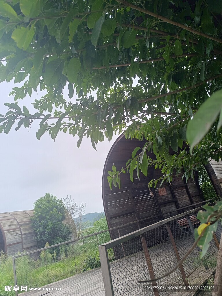 乡村户外的古朴酒坛景观