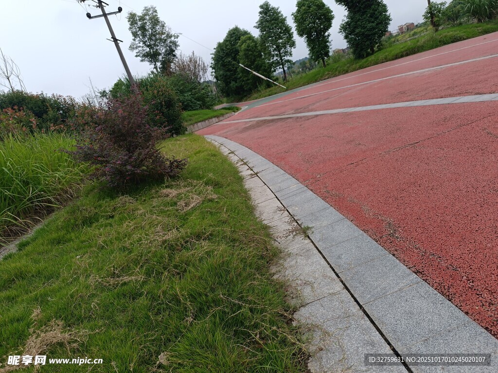 红色跑道旁的绿意风景