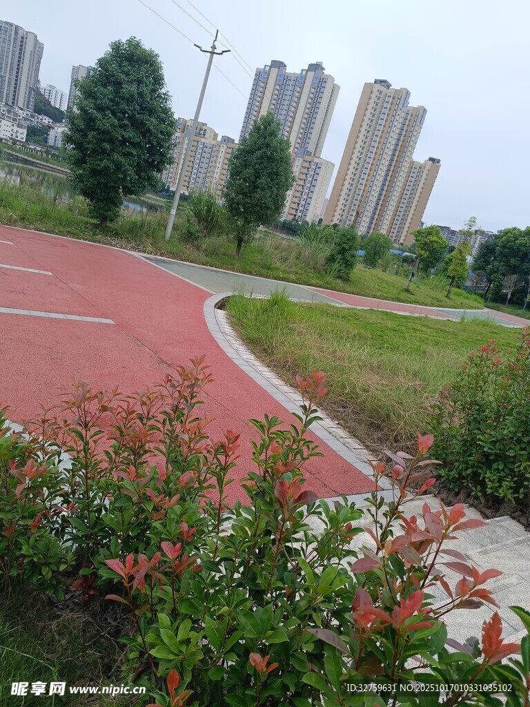 城市中的多彩跑道与绿植