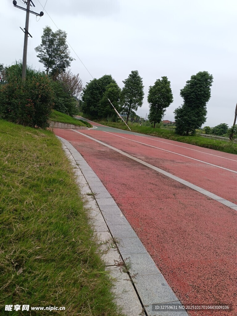 红色步道旁的绿意风景