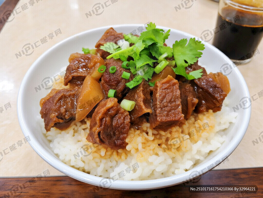 一碗红烧牛腩饭