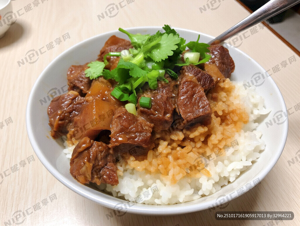 一碗诱人红烧牛腩饭