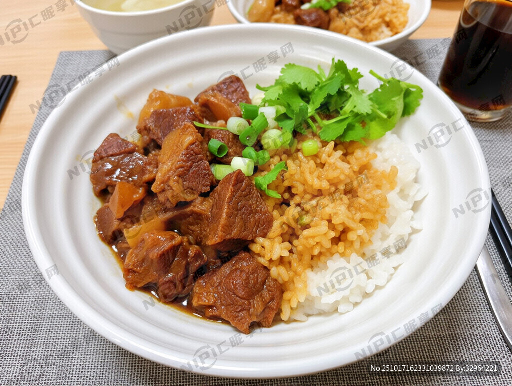 一大碗碗诱人红烧牛腩饭