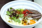 牛肉蔬菜面条美食碗
