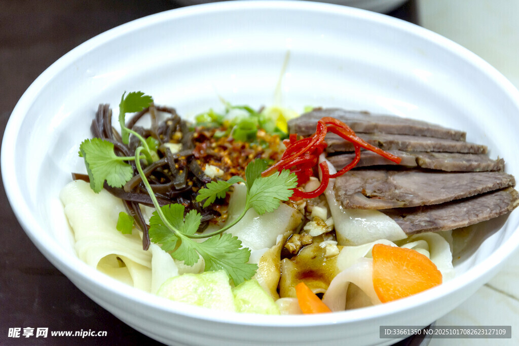 牛肉蔬菜面条美食碗