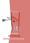 玻璃杯中的樱桃与勺子