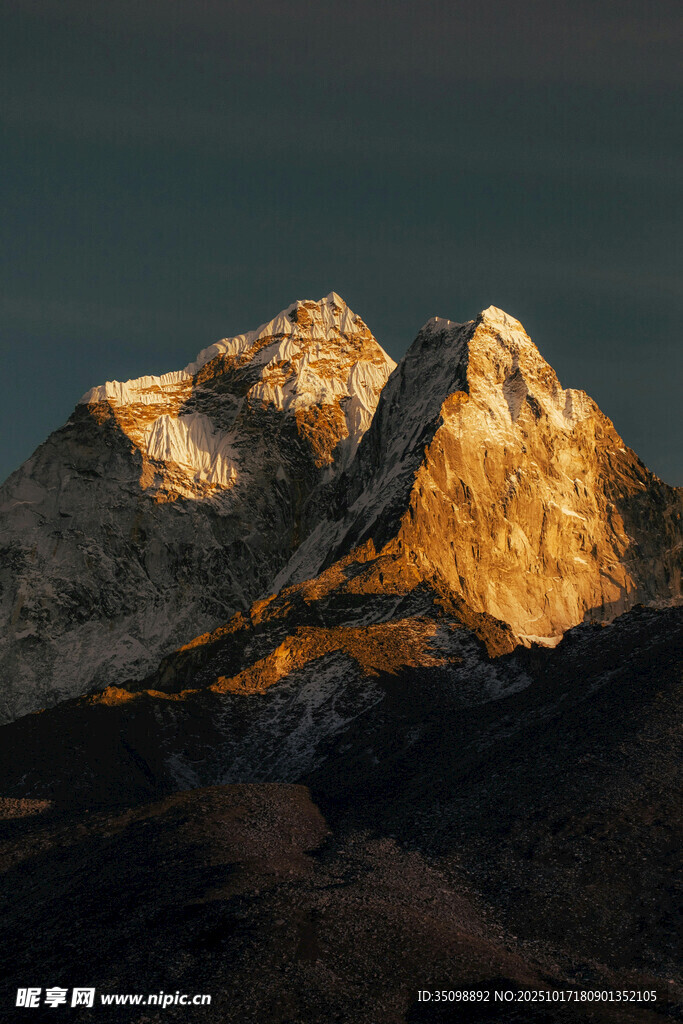 金色霞光下的巍峨山峰