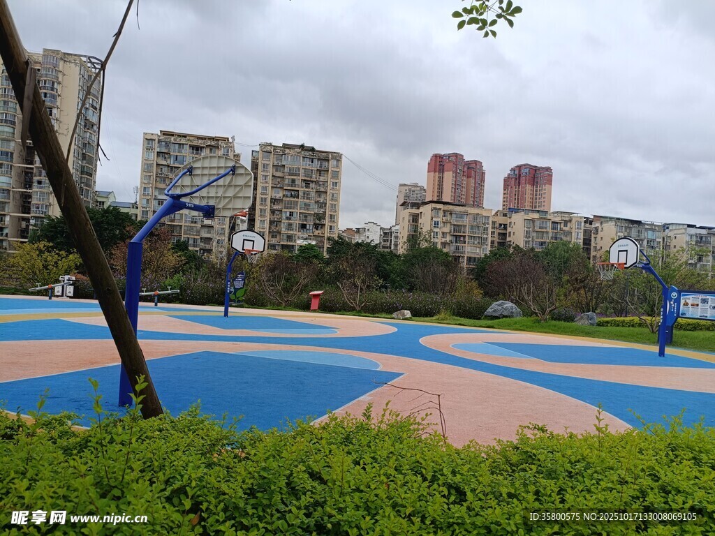 城市中的多彩户外休闲场地