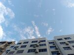 蓝天白云下的多层建筑