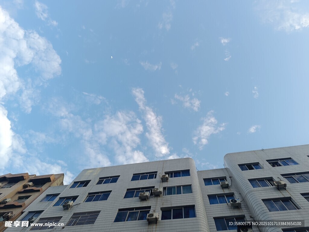 蓝天白云下的多层建筑