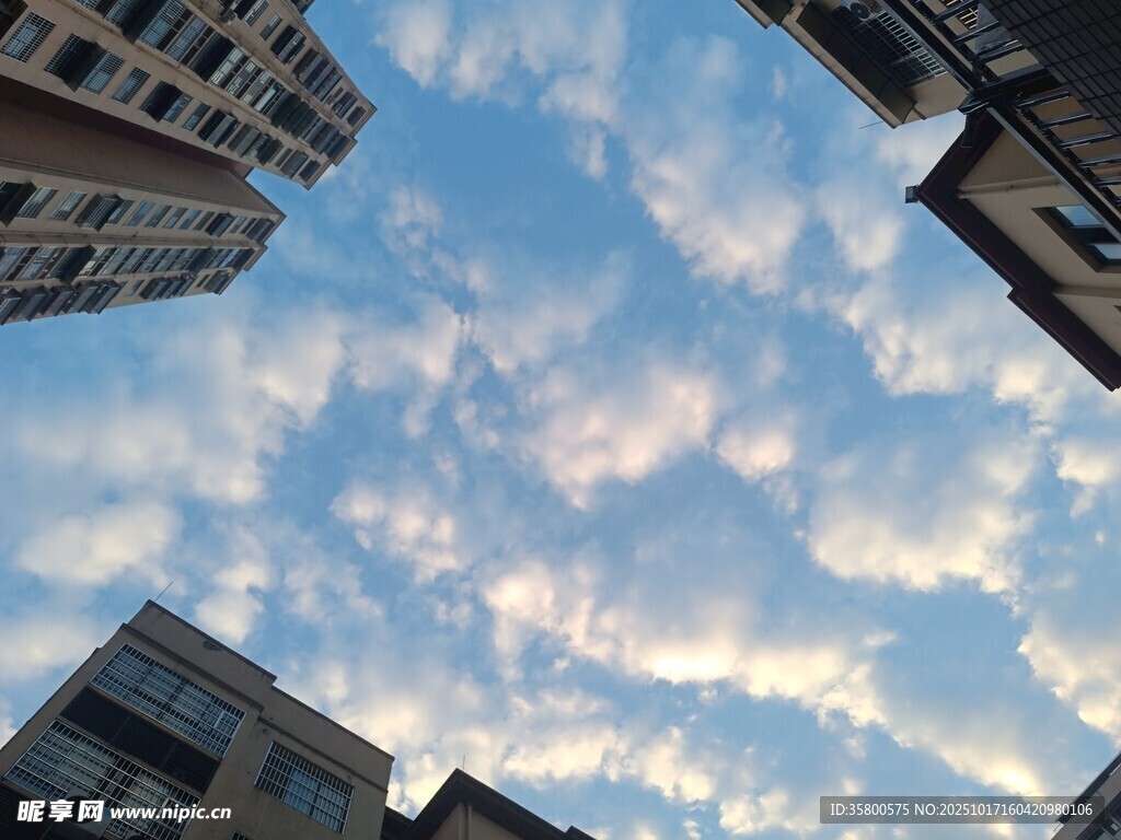 仰望城市上空的梦幻云朵