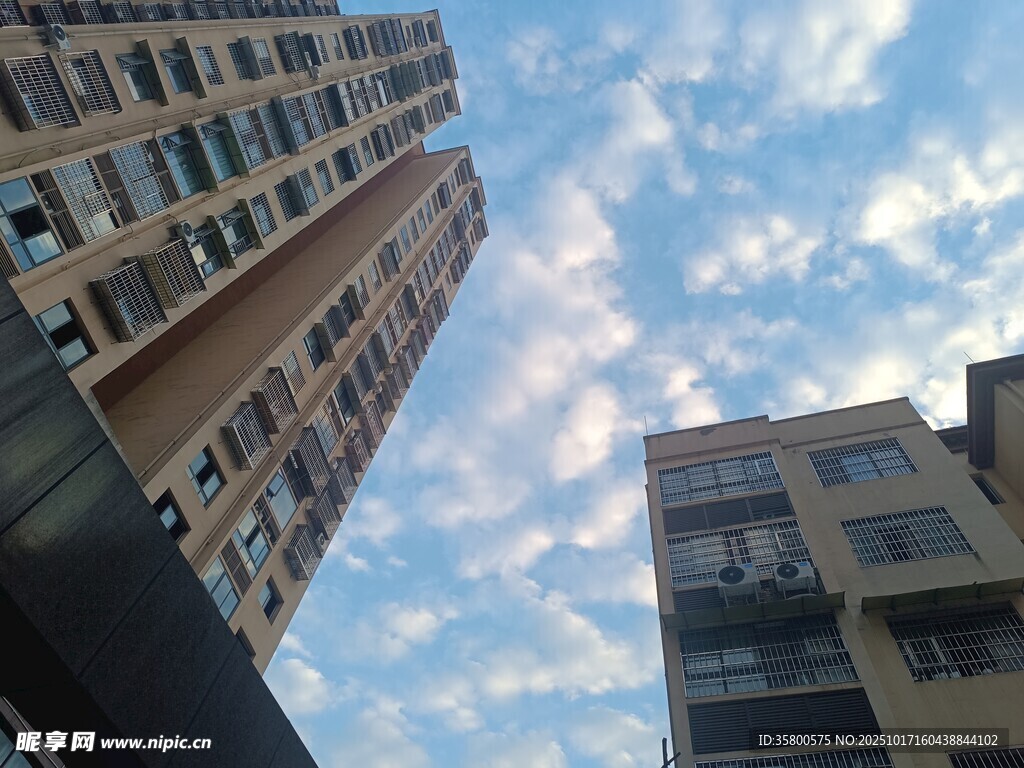 仰视城市高楼与蓝天白云