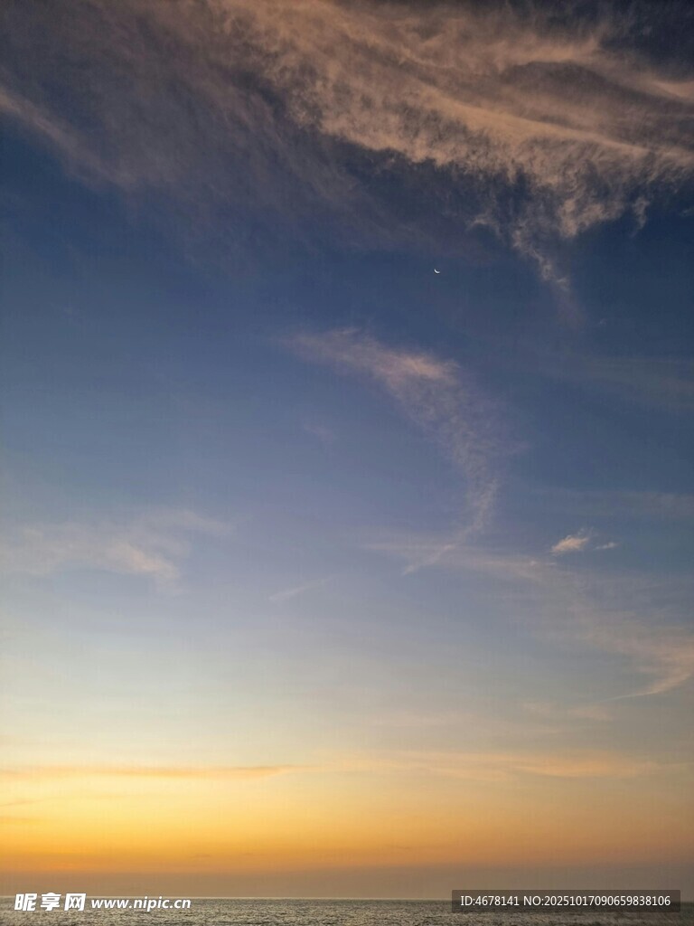 日落时分的天空美景