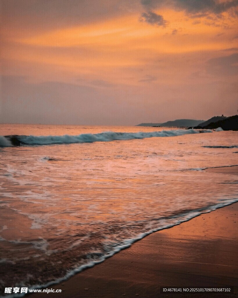 夕阳下的浪漫海滩美景