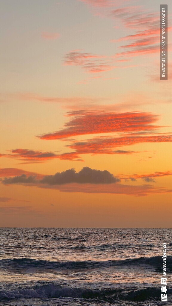 海边绚丽晚霞与海浪景观