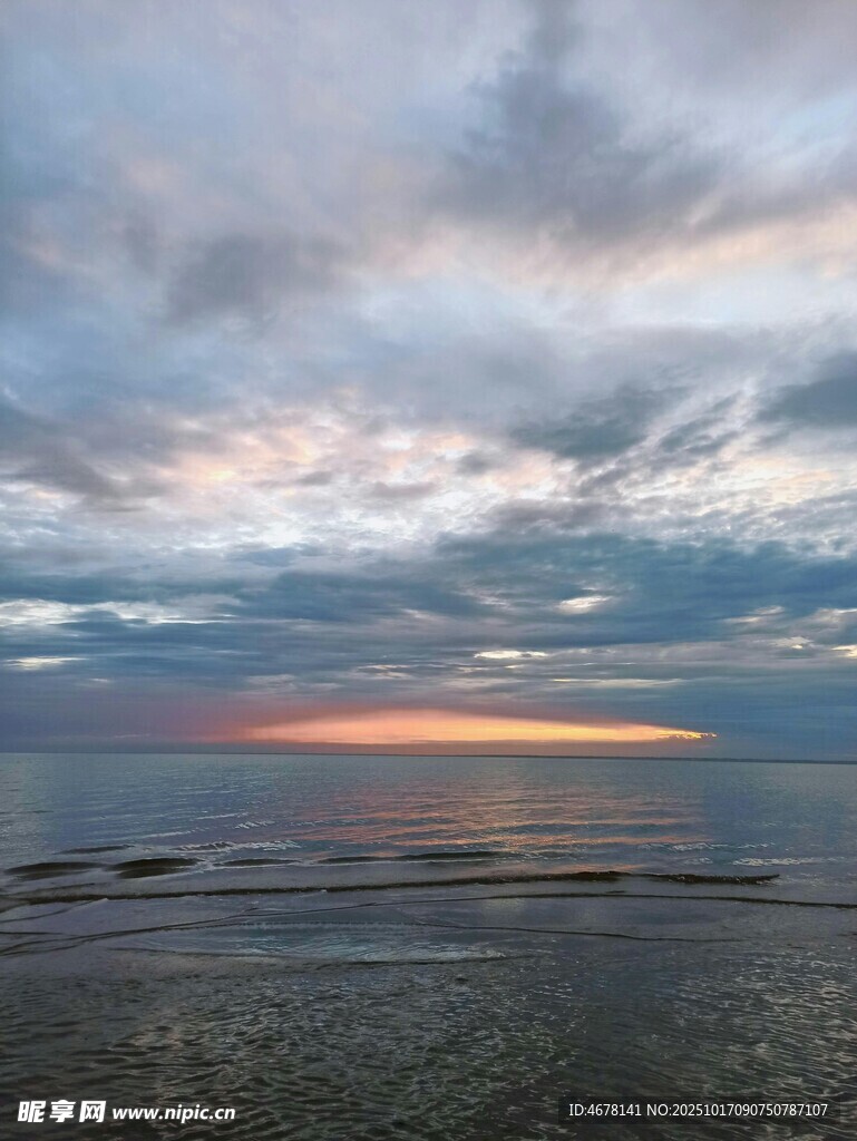 海边日落时分的壮丽天空