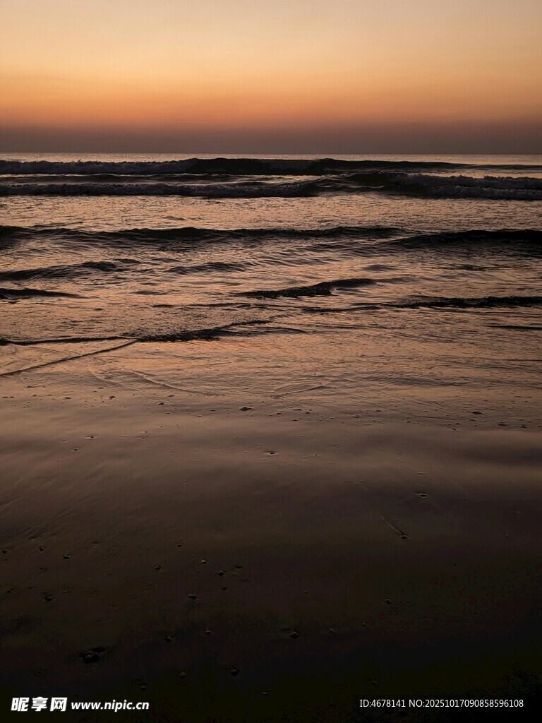 夕阳下的海浪与沙滩