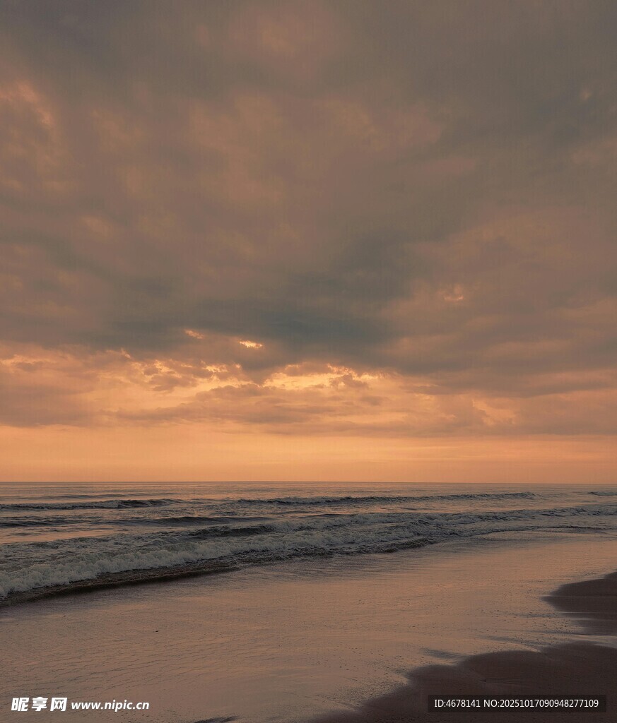 黄昏下的宁静海滩美景