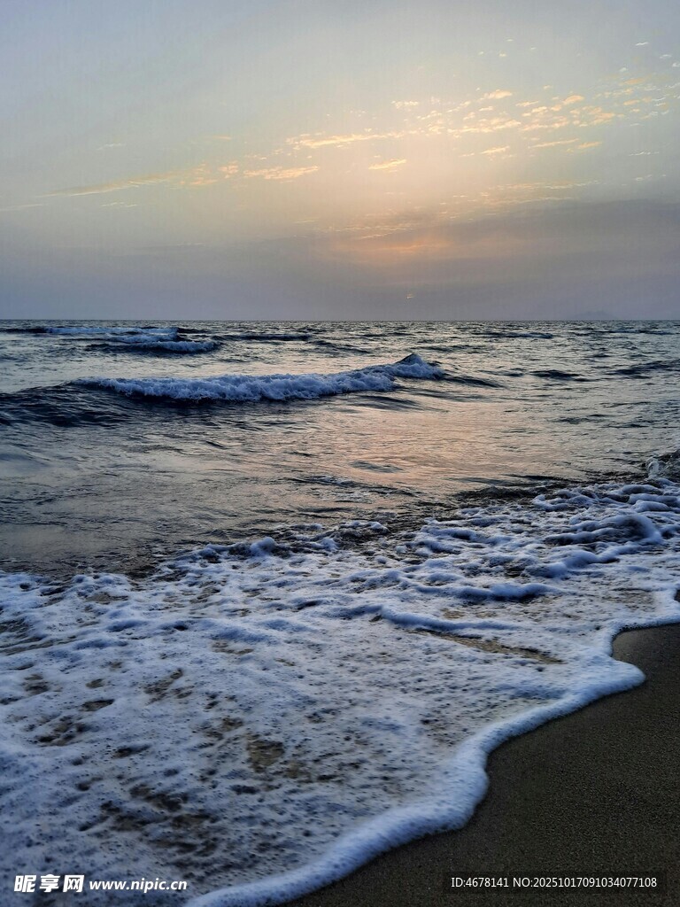 海边日落海浪轻拍沙滩
