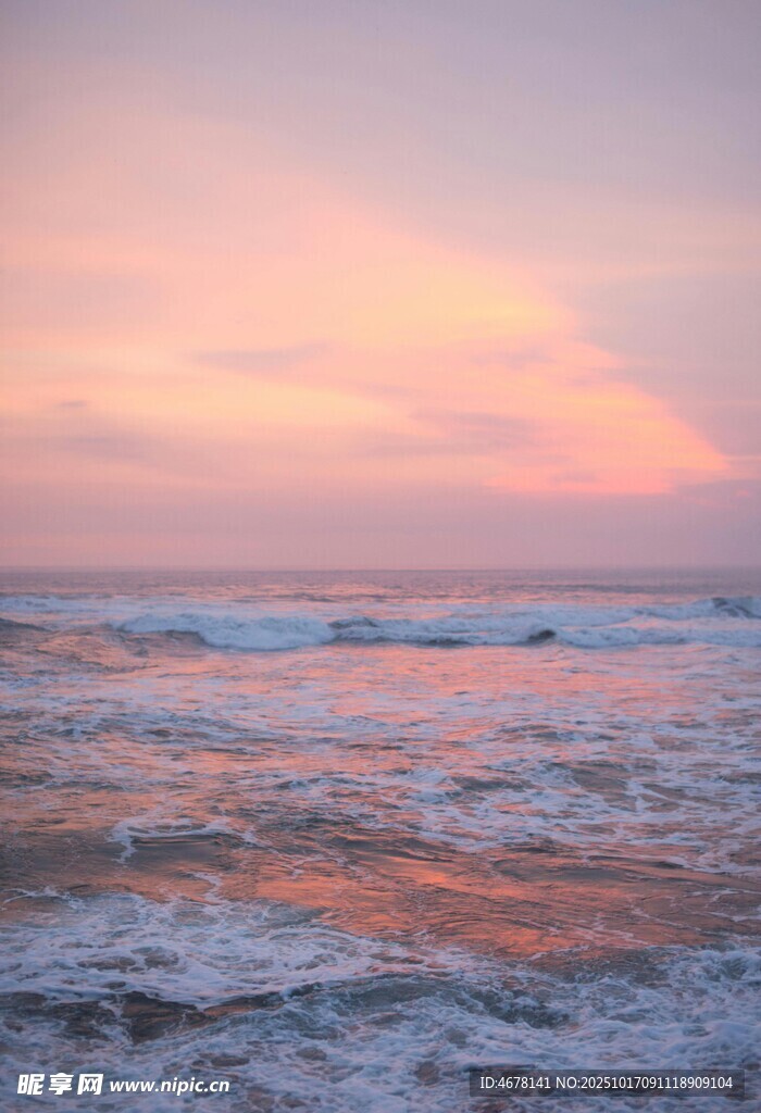 海边绚丽晚霞下的海浪