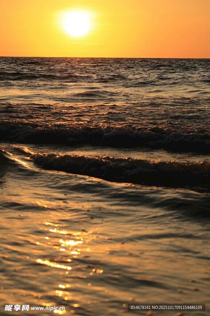 海边日落金色海浪美景