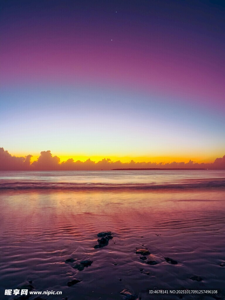 海边日落美景沙滩留痕