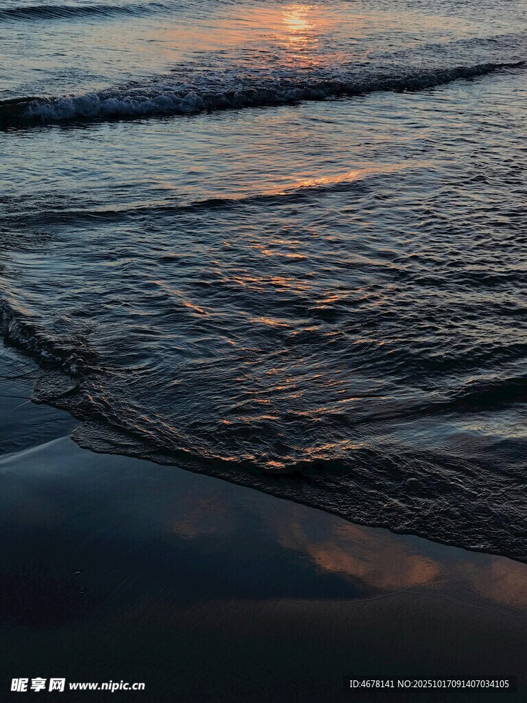 海边夕阳下的海浪纹理