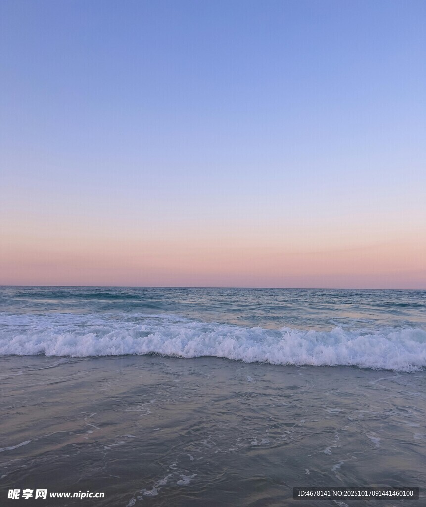 海边日落时的翻涌海浪