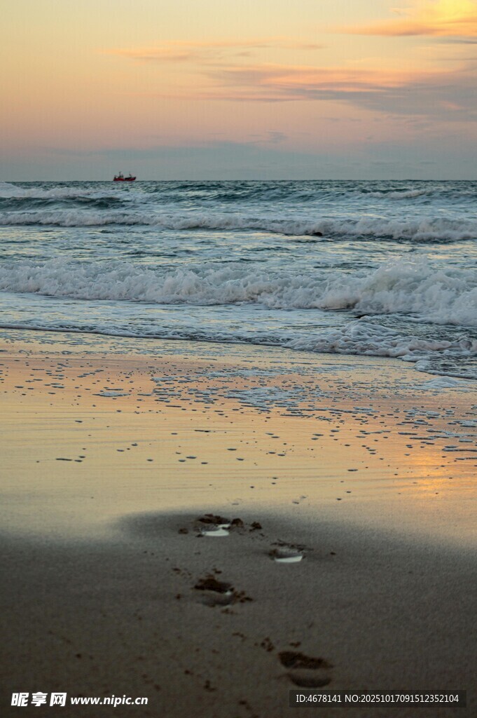沙滩上的夕阳足迹