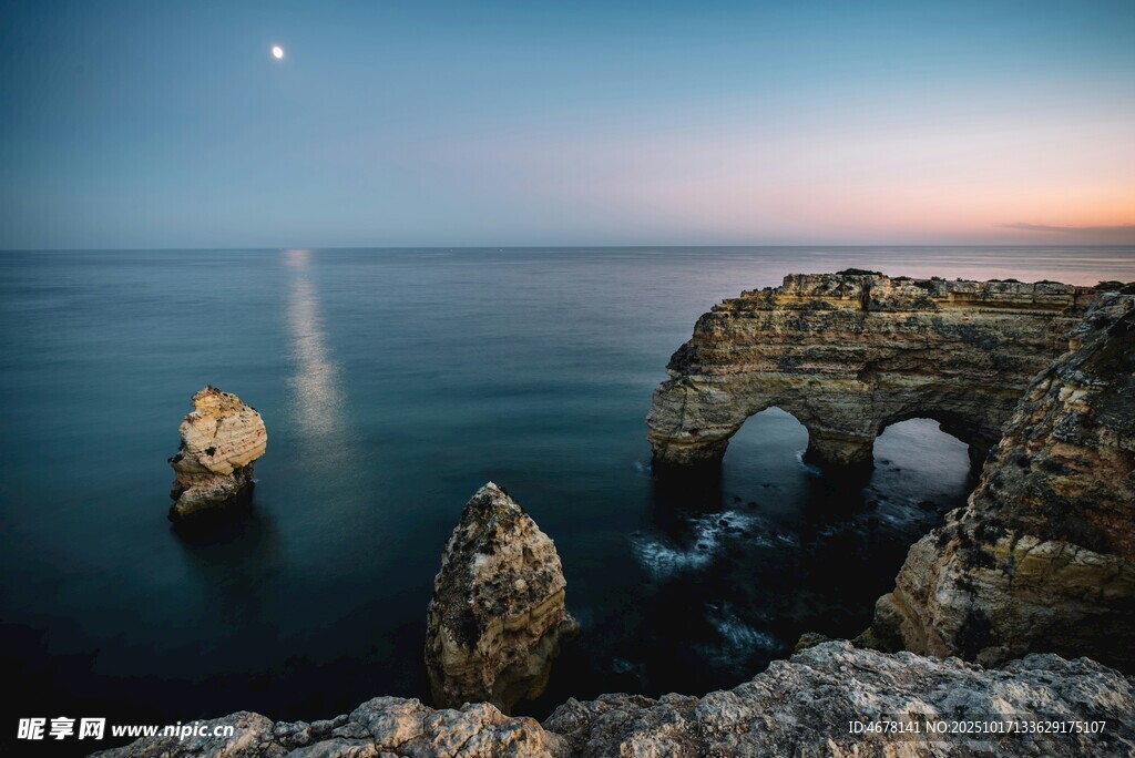 海边月夜下的壮美岩石景观