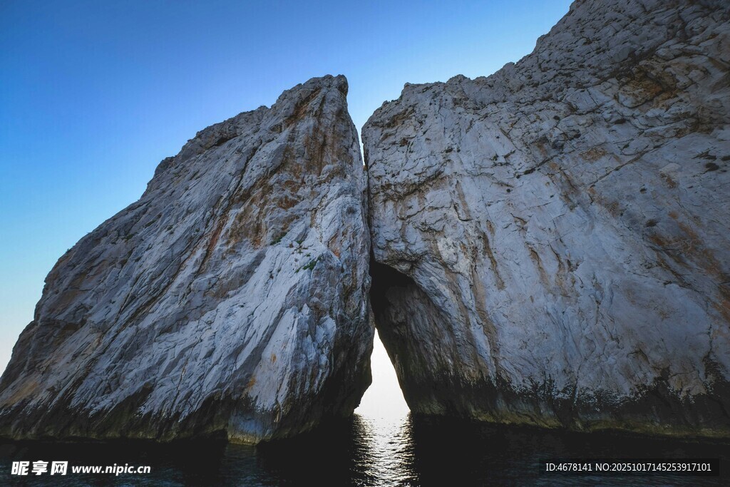 海上岩石天然拱门景观