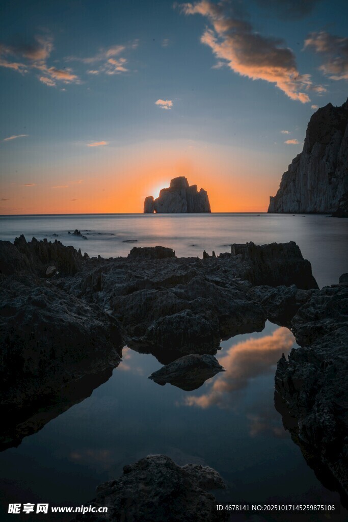 海边日落时的岩石美景