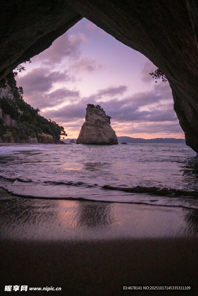 海边洞穴外的美丽景致