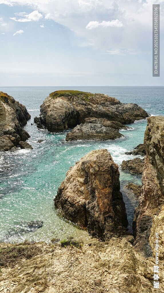 海边嶙峋礁石与碧蓝海水