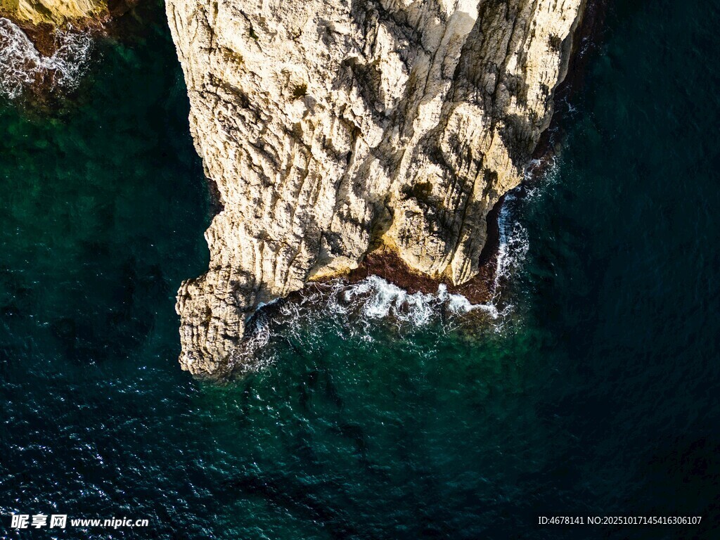 俯瞰海岸悬崖与碧蓝海水