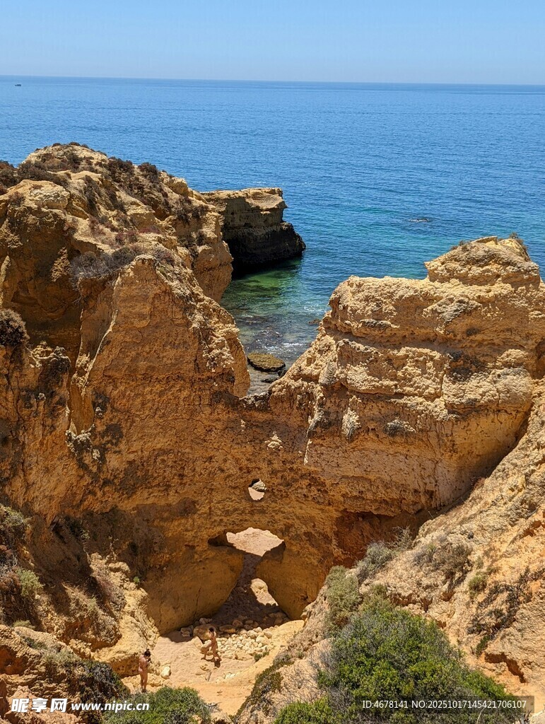 海边嶙峋岩石景观