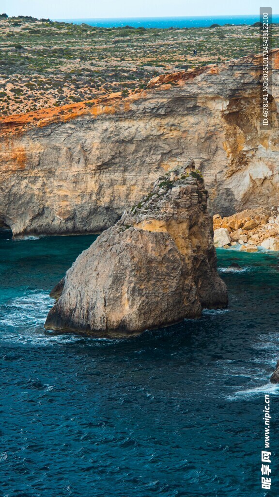 海边嶙峋巨石与湛蓝海水