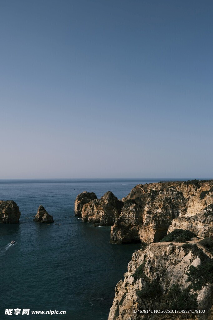 海岸嶙峋岩石与辽阔大海