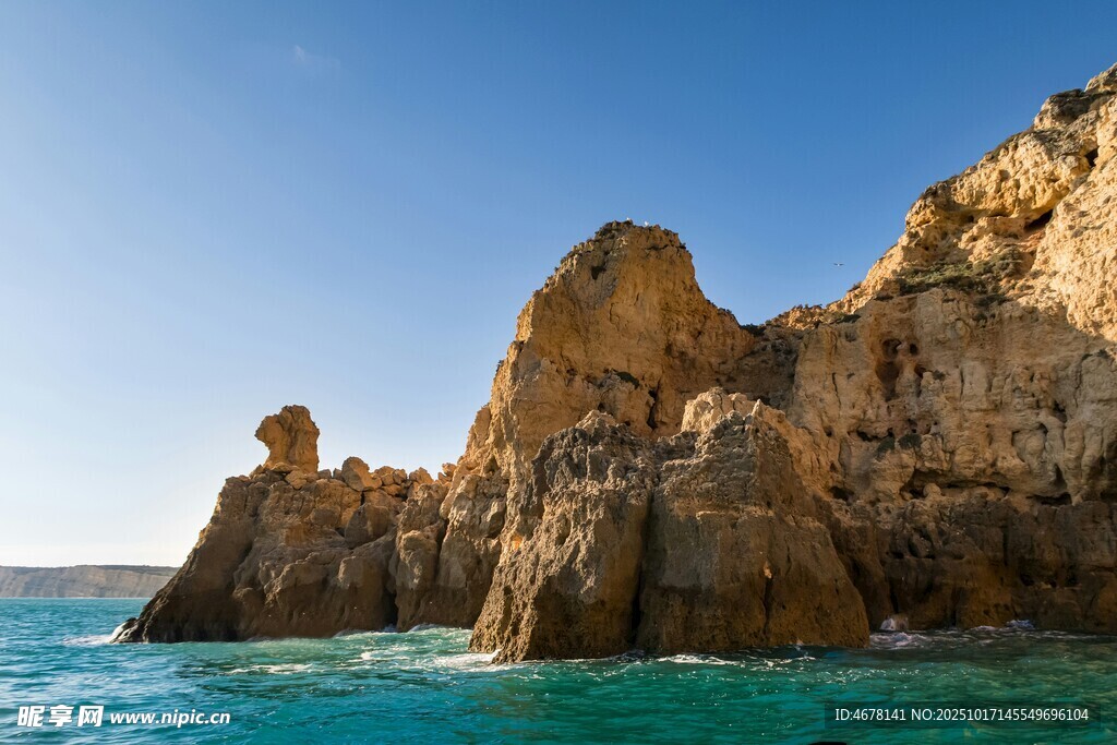 海边嶙峋岩石与碧蓝海水