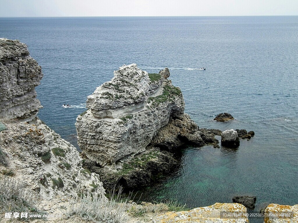 海边嶙峋岩石壮阔海景