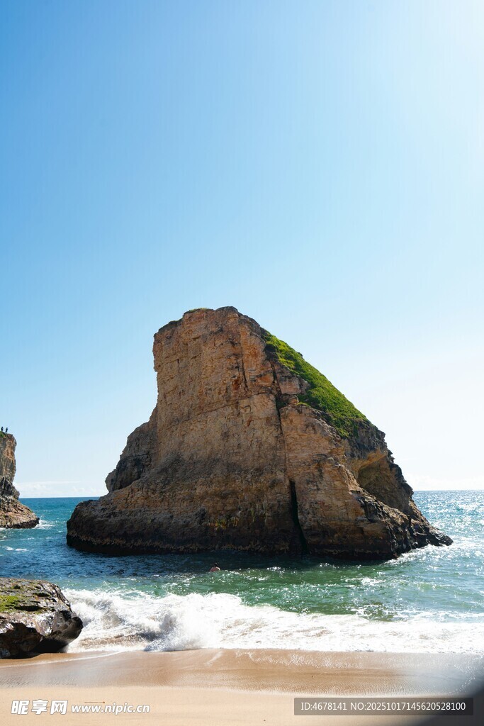 海边孤岩海浪轻拍