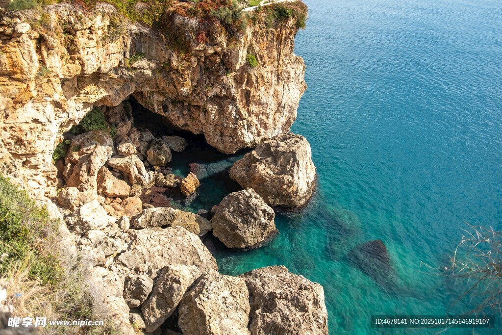 海边嶙峋岩石与清澈海水